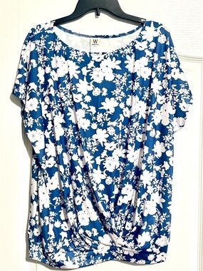 NWT Women’s Blue and White Floral Blouse Wrapper 1X